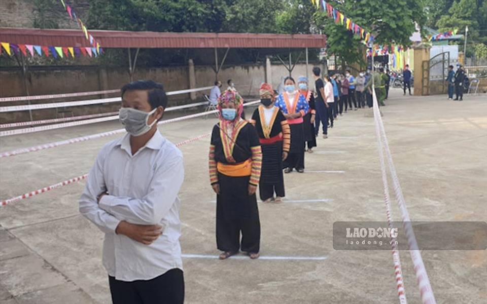 Cử tri xã Si Pa Phìn, huyện Nậm Pồ, tỉnh Điện Biên đi bầu cử.