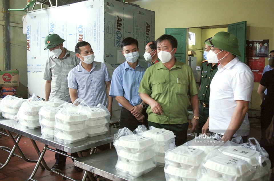 Ông Bùi Văn Luyện - Chủ tịch UBND huyện Nậm Pồ (thứ 3 bên trái) báo cáo lãnh đạo tỉnh Điện Biên về chế độ bữa ăn tại khu cách ly.