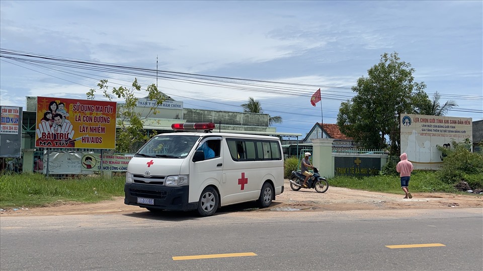 Xe cứu thương đưa người từ trạm y tế xã Hàm Chính đi cách ly. Ảnh: Phạm Duy