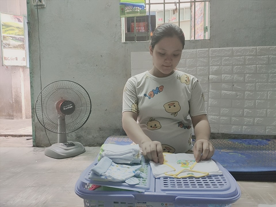 Chị Trần Thị Kim Duyên, vừa được chữa khỏi COVID-19 và đang chuẩn bị đồ để đi sinh con. Ảnh: Đức Long