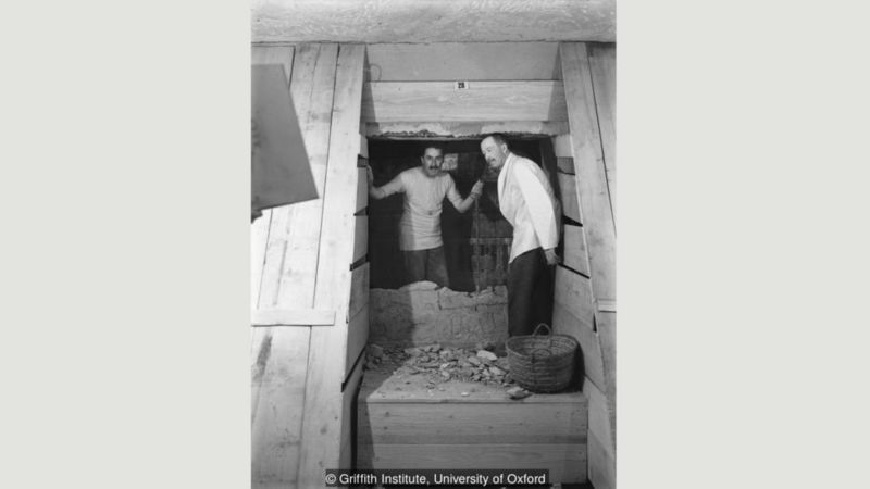 Howard Carter (trái) và Huân tước Carnarvon cùng có mặt trong ngôi mộ cổ năm 1923. Ảnh: Viện Griffith, Đại học Oxford