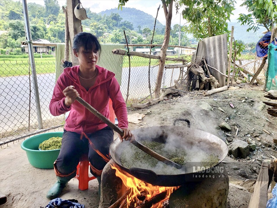 Các hạt lúa được chọn sẽ được cho vào một chảo lớn, chiếc chả này thường được làm bằng vật liệu gang, chảo gang sẽ duy trì nhiệt độ tốt giúp cốm ngon hơn. Quá trình rang cốm đòi hỏi sự khéo léo và tỉ mỉ xuyên suốt thời gian. “Lúc mới bắt đầu rang, mình có thể cho to lửa nhưng khi hạt lúa bắt đầu ráo vỏ, phải cho nhỏ lửa và đảo liên tục đều tay” - chị Hoài Thu (thông Nà Lóng, xã Tú Lệ, huyện Văn Chấn, tỉnh Yên Bái) vừa thoăn thoắt đảo mẻ cốm trên chảo chia sẻ với PV.