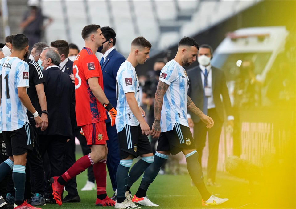 Nhân viên y tế ngăn cản trận đấu diễn ra và các cầu thủ Argentina được yêu cầu trở lại phòng thay đồ. Ảnh: CONMEBOL