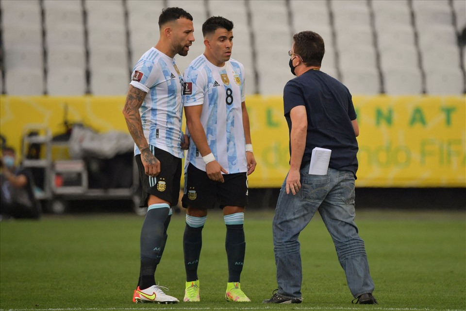Nhân viên y tế ngăn cản trận đấu diễn ra và các cầu thủ Argentina được yêu cầu trở lại phòng thay đồ. Ảnh: CONMEBOL