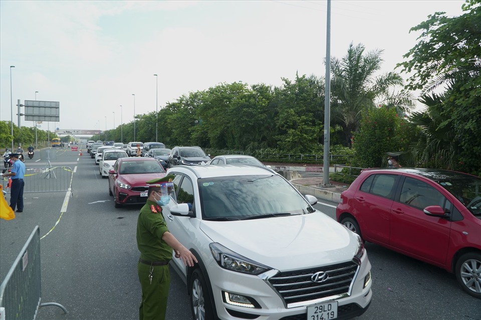 Lượng người và phương tiện lưu thông vào nội thành đông đúc vào sáng đầu tuần. Lực lượng chức năng đã phân 2 làn để kiểm soát xe ô tô và xe máy.