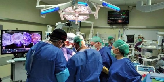 Nhân viên y tế trong quá trình phẫu thuật tách cặp song sinh dính đầu tại bệnh viện Soroka. Ảnh: Trung tâm Y tế Soroka