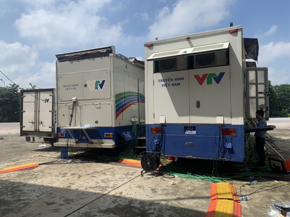 Để triển khai công tác truyền hình trực tiếp trận đấu và triển khai công nghệ VAR, đơn vị nắm giữ bản quyền truyền hình vòng loại thứ 3 World Cup 2022 tại Việt Nam là truyền hình FPT đã phối hợp với Đài truyền hình Việt Nam (VTV) để triển khai hệ thống kỹ thuật truyền hình. Trao đổi với Tuổi Trẻ Online ngày 6-9, một đại diện của VTV cho biết có 16 máy quay được lắp đặt trên SVĐ Mỹ Đình trong trận đấu Việt Nam -