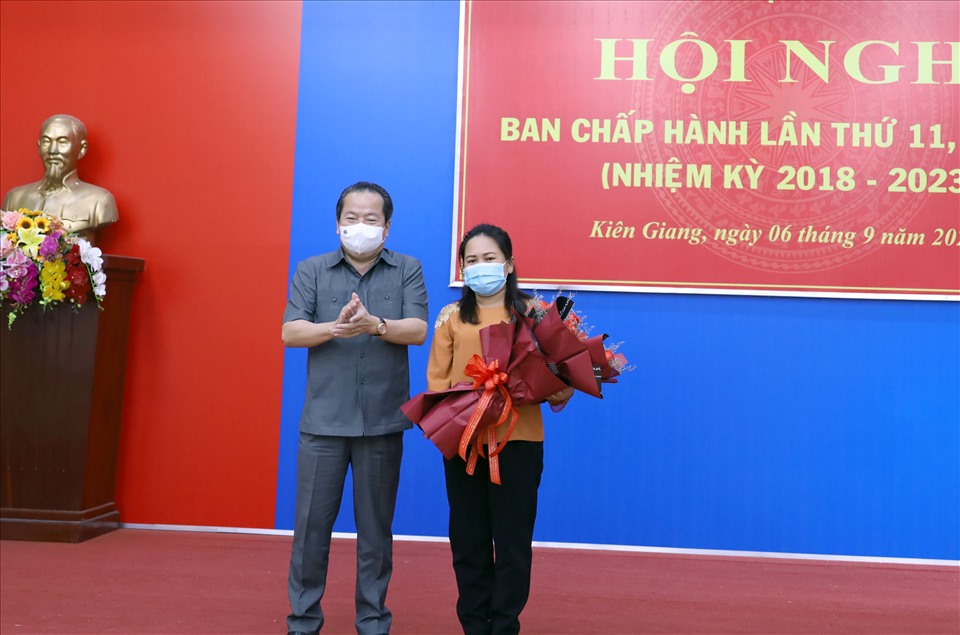 Ông Mai Văn Huỳnh tặng hoa chúc mừng bà Trương Thanh Thúy. Ảnh: LT