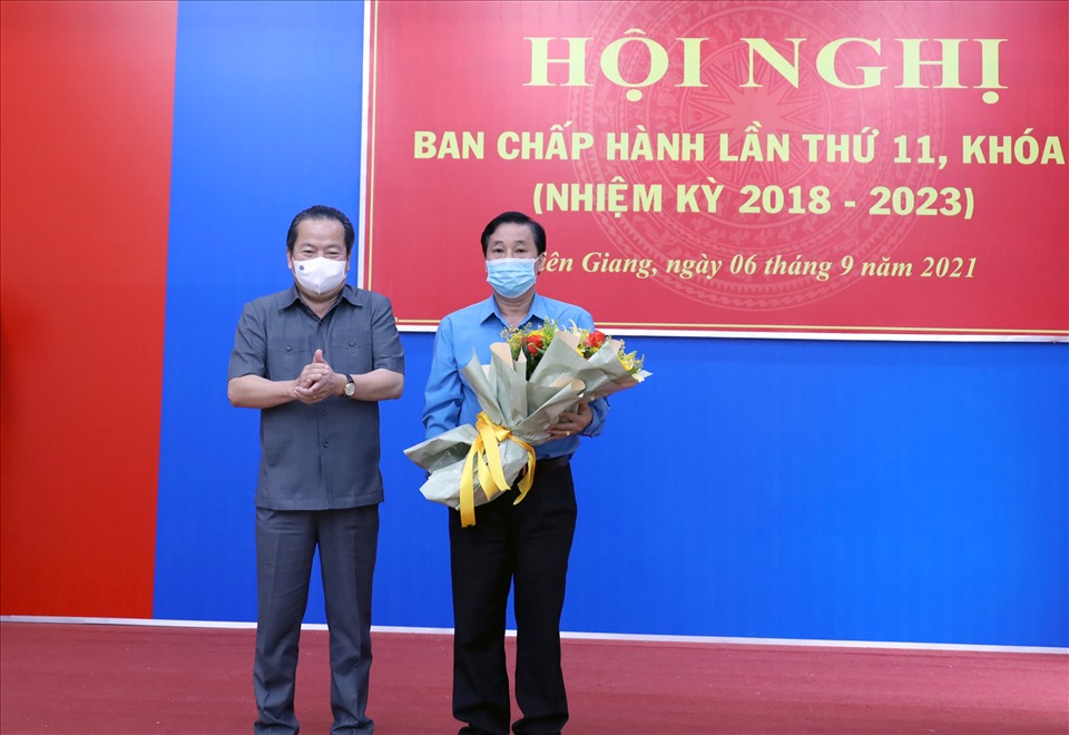 Ông Mai Văn Huỳnh tặng hoa và chúc ông Trần Thanh Việt tiếp tục thành công trên cương vị mới. Ảnh: Ảnh: LT