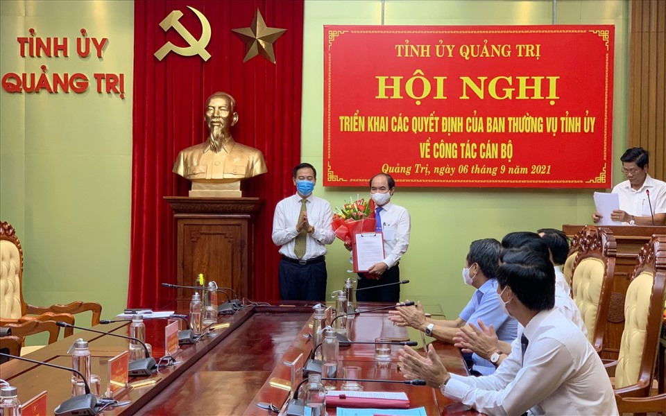 Lãnh đạo tỉnh Quảng Trị trao quyết định bổ nhiệm cho Tân Bí thư huyện Hướng Hóa. Ảnh: NP.