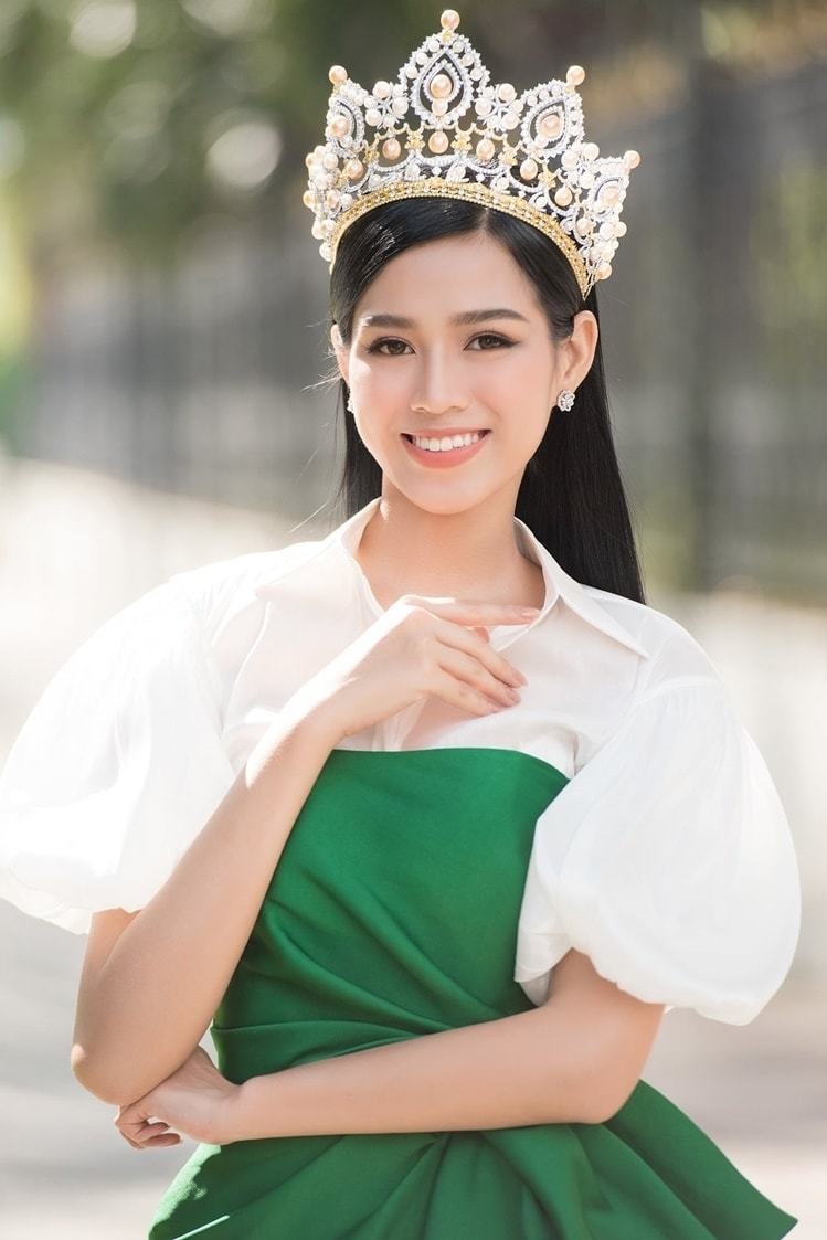 Hoa hậu Đỗ Thị Hà được đánh giá cao bởi khả năng nói tiếng Anh. Ảnh: NVCC