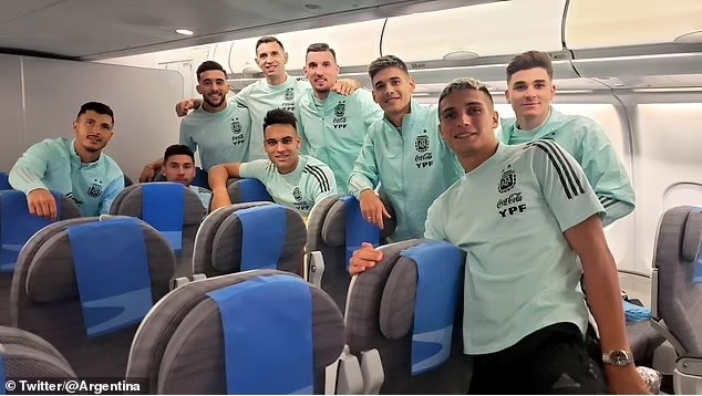 Các cầu thủ Argentina trên chuyến bay trở về quê nhà. Ảnh: Twitter.