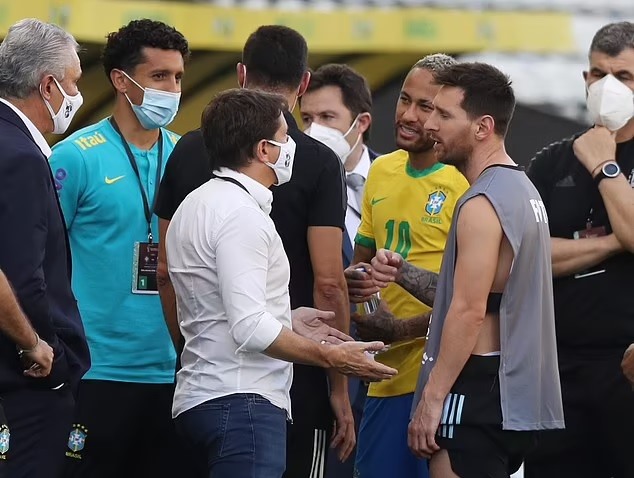 Ngày tái ngộ không vui của Messi và Neymar. Ảnh: AFP.