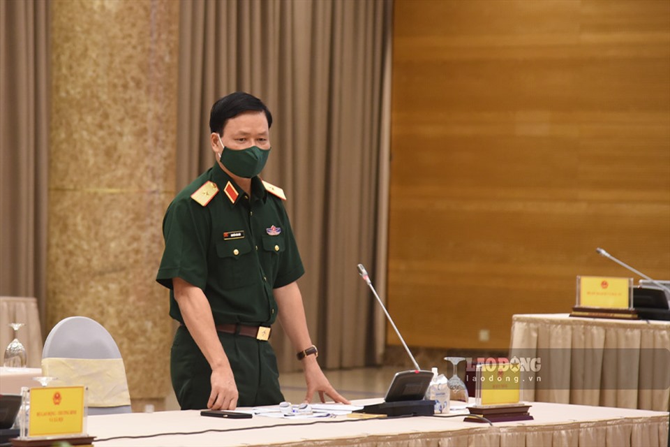 Thiếu tướng Nguyễn Văn Đức - người phát ngôn Bộ Quốc phòng trả lời tại họp báo. Ảnh T.Vương