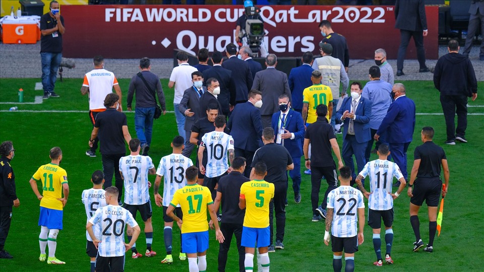 Cả Brazil và Argentina đều cho rằng, họ không phải là nguyên nhân khiến trận đấu bị hoãn. Ảnh: Sky News