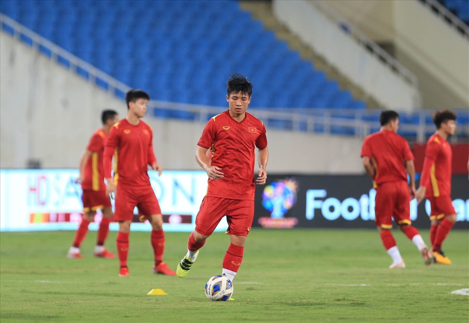Đội trưởng câu lạc bộ Viettel dính chấn thương và bỏ trận gặp Saudi Arabia. Trong trận đấu với Australia ngày 6.7, Tiến Dũng được huấn luyện viên Park Hang-seo đăng ký và có khả năng ra sân thi đấu. Ảnh: Hoài Thu