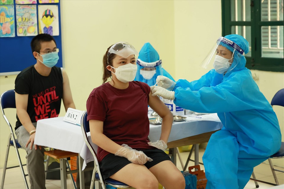 Nhân viên y tế tiêm vaccine COVID-19 cho người dân. Ảnh: Hải Nguyễn