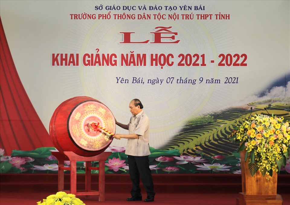 Chủ tịch nước Nguyễn Xuân Phúc đánh trống khai giảng năm học mới trường Phổ thông Dân tộc Nội trú THPT tỉnh Yên Bái.