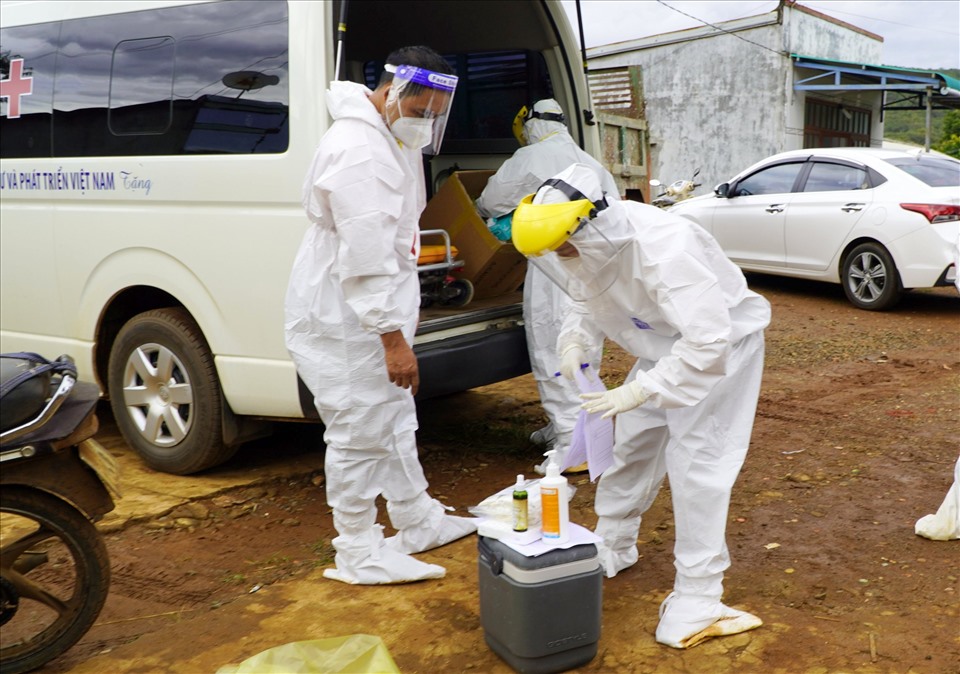 Ngành Y tế tiến hành xét nghiệm, truy vết tại ổ dịch COVID-19 lớn nhất tỉnh Đắk Nông. Ảnh:NĐ