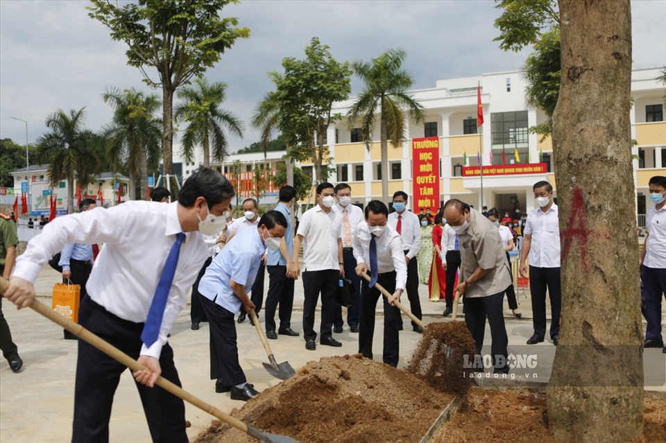 Chủ tịch nước Nguyễn Xuân Phúc tham gia trồng cây lưu niệm tại trường Phổ thông DTNT THPT tỉnh Yên Bái.