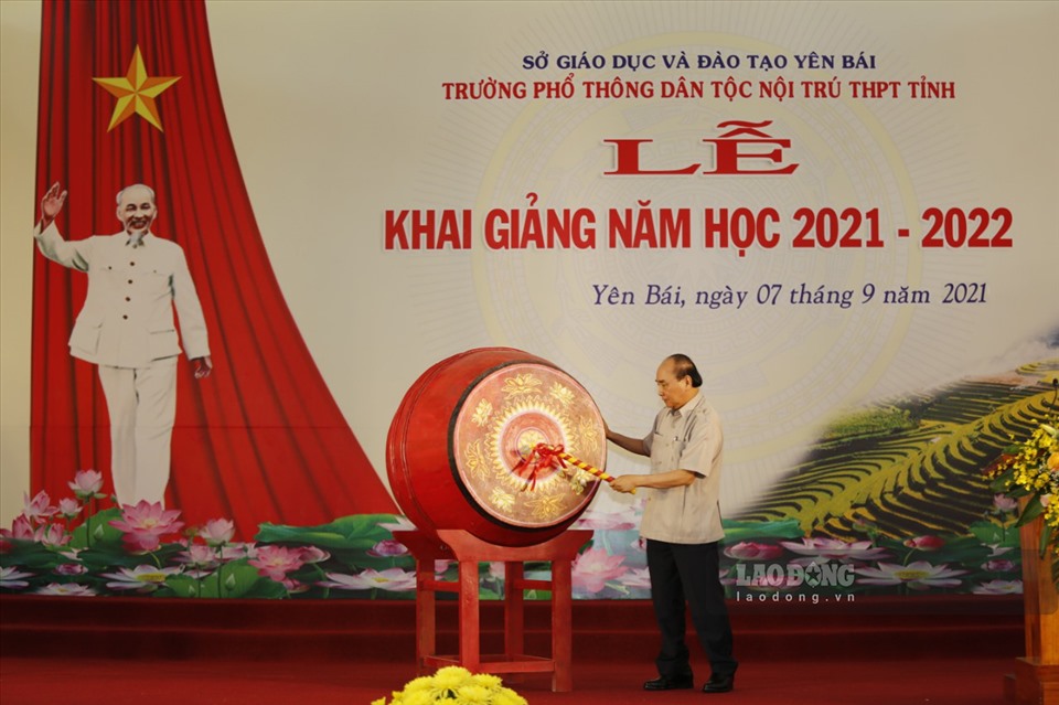 Nhân dịp này, Chủ tịch nước Nguyễn Xuân Phúc dự và đánh trống khai giảng năm học mới tại trường Phổ thông DTNT THPT tỉnh Yên Bái.