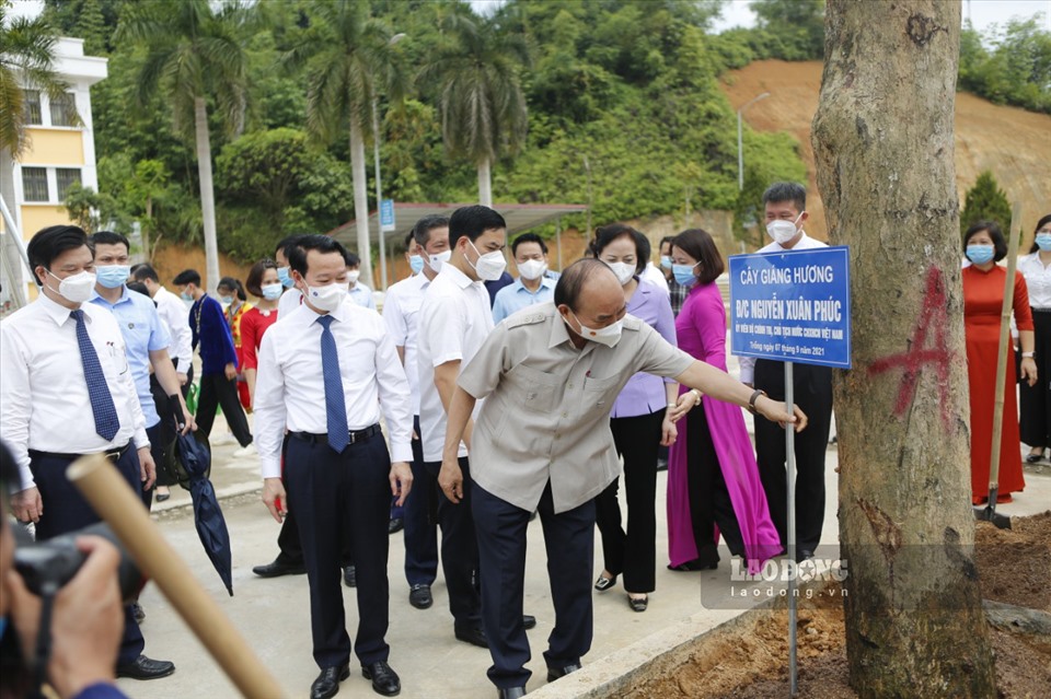 Cùng tham gia trồng cây lưu niệm tại trường Phổ thông DTNT THPT tỉnh còn có các lãnh đạo đảng, nhà nước cùng lãnh đạo tỉnh Yên Bái.