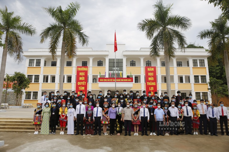 Chủ tịch nước Nguyễn Xuân Phúc chụp ảnh lưu niệm cùng lãnh đạo tỉnh Yên Bái và trường Phổ thông DTNT THPT tỉnh.
