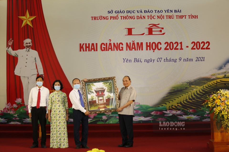 Nhân dịp này, Chủ tịch nước trao tặng trường Phổ thông DTNT THPT tỉnh Yên Bái bức tranh cùng quà nhân dịp khánh thành trường.