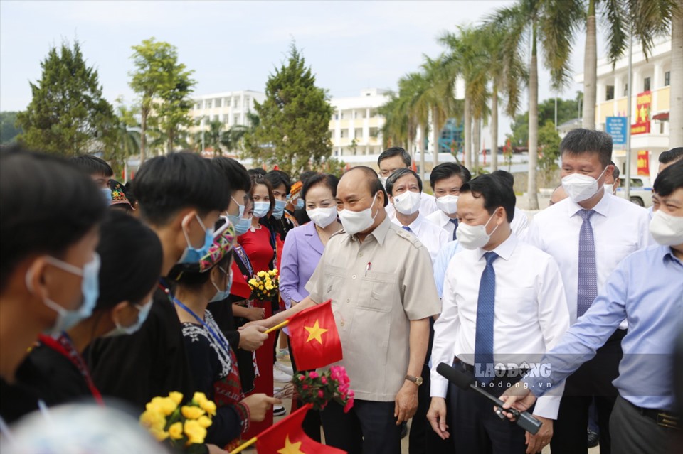 Sáng 7.9, Chủ tịch nước cùng đoàn đại biểu đã đến dự lễ khai giảng và khánh thành công trình trường Phổ thông Dân tộc Nội trú THPT tỉnh Yên Bái.