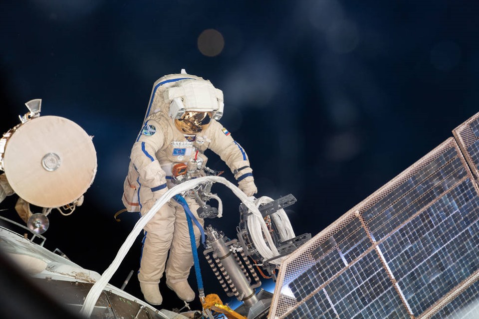 Phi hành gia Nga chuẩn bị cho chuyến đi bộ ngoài không gian trên ISS, tháng 11.2020. Ảnh: NASA