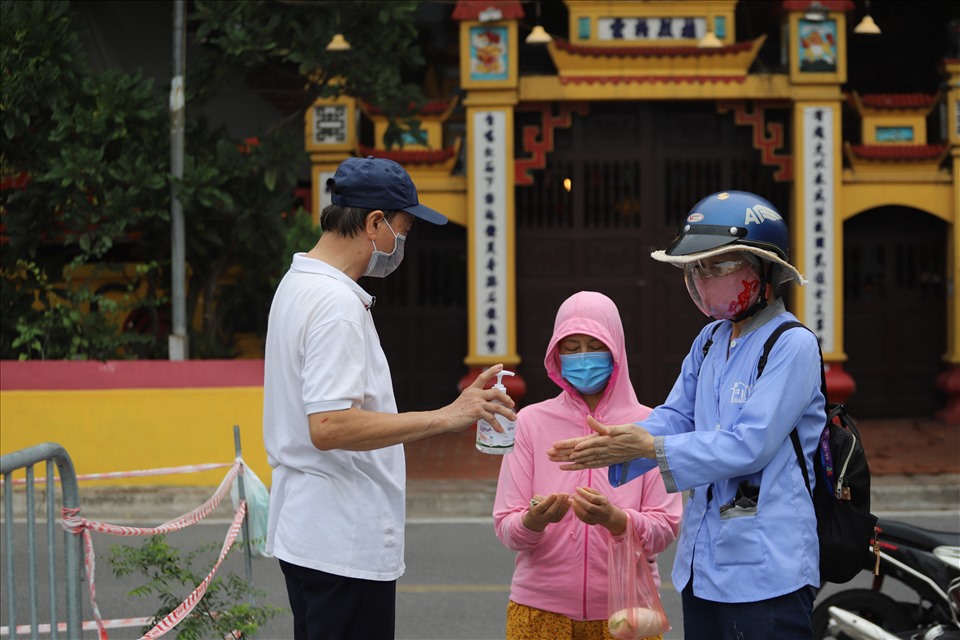 Người dân đến mua hàng phải tuân thủ quy định phòng chống dịch.