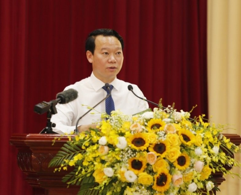 Ông Đỗ Đức Duy - Bí thư Tỉnh ủy Yên Bái báo cáo kết quả thực hiện nhiệm vụ chính trị của tỉnh sau Đại hội Đảng bộ.