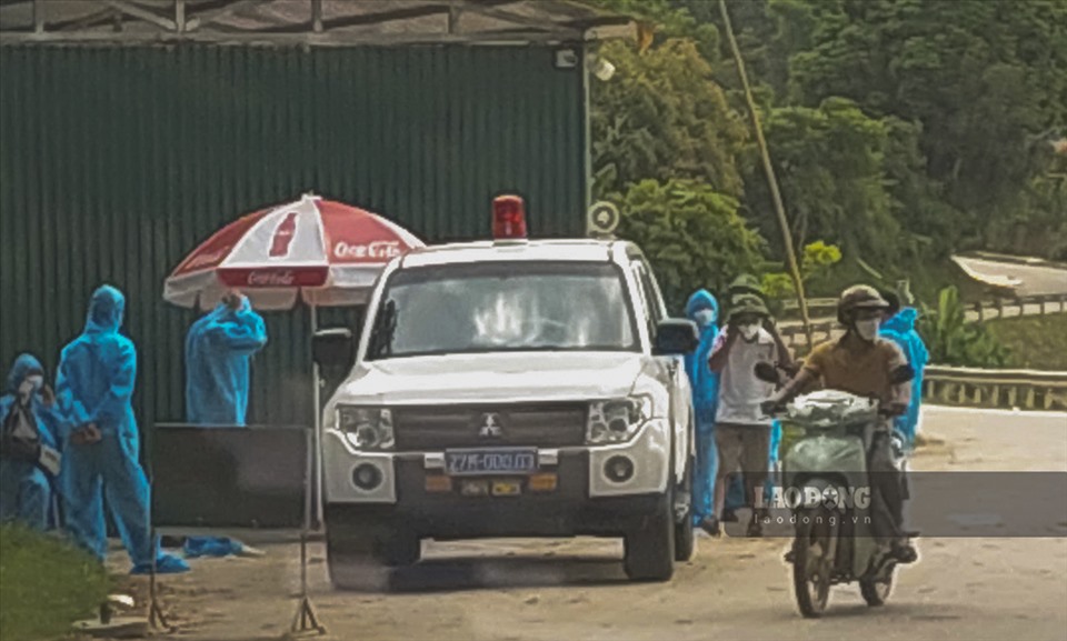 Chốt kiểm soát COVID-19 tại khu vực chân đèo Pha Đin, huyện Tuần Giáo, Điện Biên.