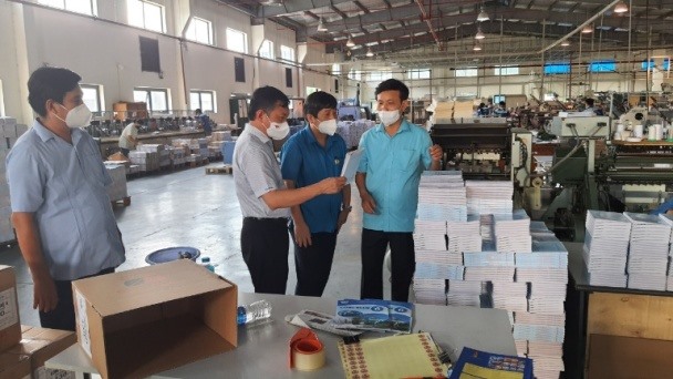 Đ/c Phó Chủ tịch Thường trực Công đoàn Viên chức Việt Nam kiểm tra công tác phòng chống dịch tại xưởng sản xuất