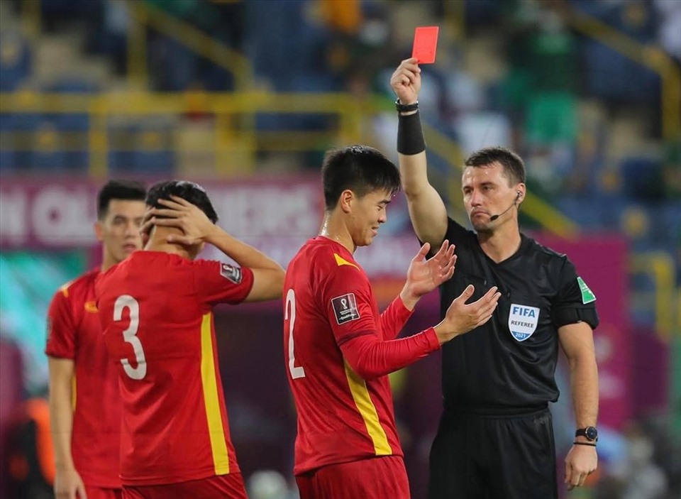 Duy Mạnh nhận thẻ đỏ ở trận đấu với Saudi Arabia sau khi trọng tài chính thao khảo VAR. Ảnh: SAFF