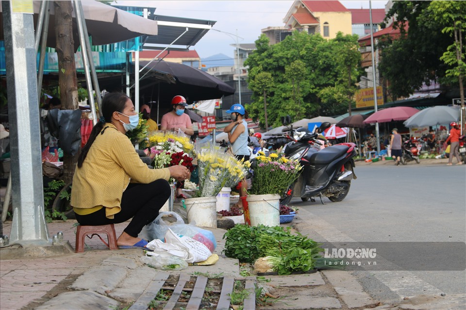 Việc chợ tự phát hoạt động trên vỉa hè tiềm ẩn nguy cơ gây mất ATGT, UBND xã Mông Hóa đã lên kế hoạch xử lý, chuyển các tiểu thương tới khu vực chợ được quy hoạch“, ông Phục cho biết thêm.