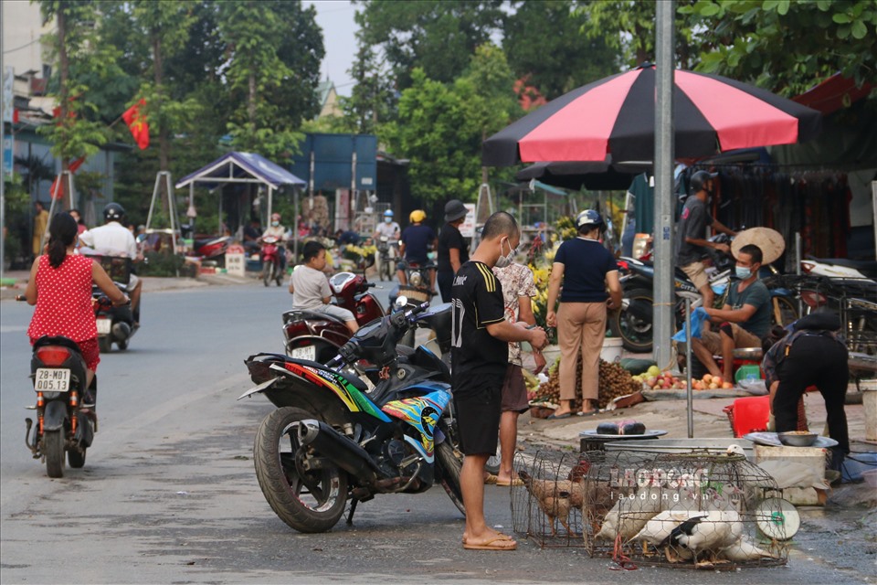 Không những thế, nhiều tiểu thương còn xếp hàng xuống dưới lòng đường gây tiềm ẩn nguy cơ mất ATGT.