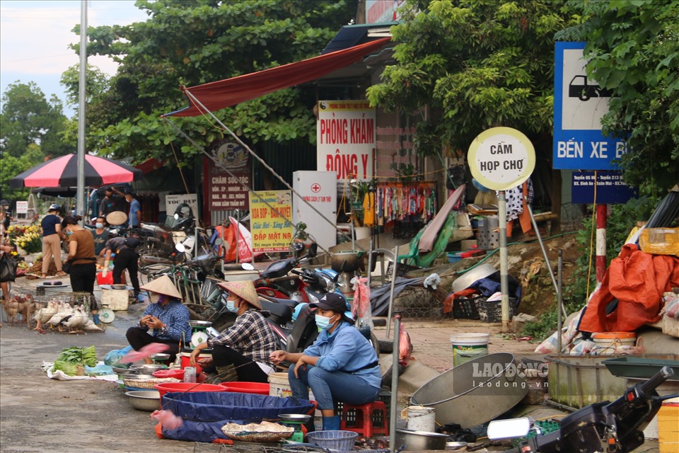 PV Báo Lao Động nhận được phản ánh về khu chợ tự phát tại Bãi Nai, xã Mông Hóa, TP.Hòa Bình, tỉnh Hòa Bình gây cản trở việc lưu thông xe và tiềm ẩn nguy cơ mất ATGT. Ảnh: Trần Trọng.