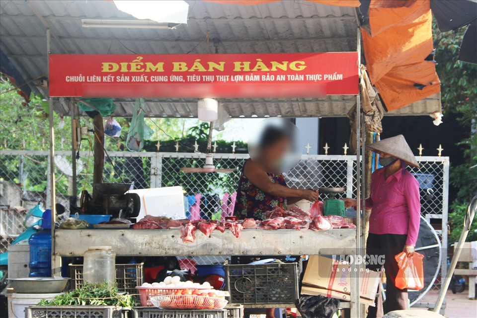 Việc đảm bảo phòng chống dịch bệnh tại chợ tự phát Bãi Nai cũng không được xem trọng khi nhiều tiểu thương không đeo khẩu trang vẫn nói chuyện với khách trong khoảng cách rất gần.