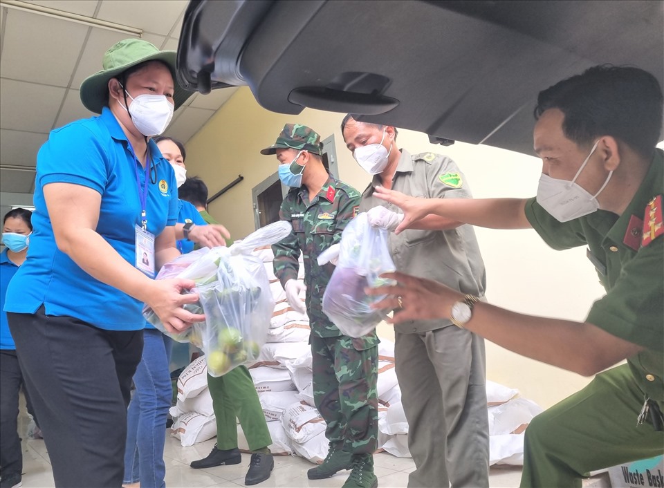 Cán bộ công đoàn, công an, quân dự, dân phòng chuyển các phần quà lên xe chuẩn bị đi phát cho công nhân lao động. Ảnh: Nam Dương