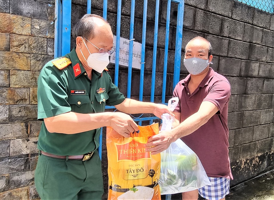 Đại tá Nguyễn Thanh Phong, Ban Chỉ huy Quân sự TP Thủ Đức trao quà cho công nhân lao động ở trọ. Ảnh: Nam Dương