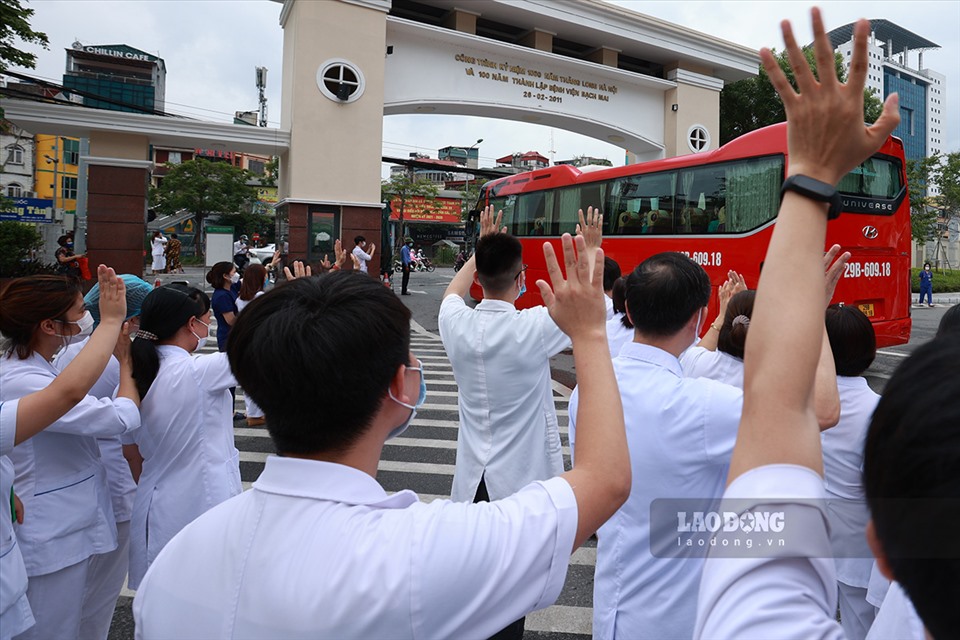 Tại buổi lễ, GS. TS Nguyễn Quang Tuấn – Giám đốc Bệnh viện Bạch Mai cho biết: “Bệnh viện được Bộ Y tế giao quản lý Trung tâm Hồi sức tích cực tại Bệnh viện dã chiến số 16 tại TP.Hồ Chí Minh với 500 giường bệnh và sắp tới sẽ tiếp tục được Bộ Y tế giao thêm 1.000 giường bệnh”.