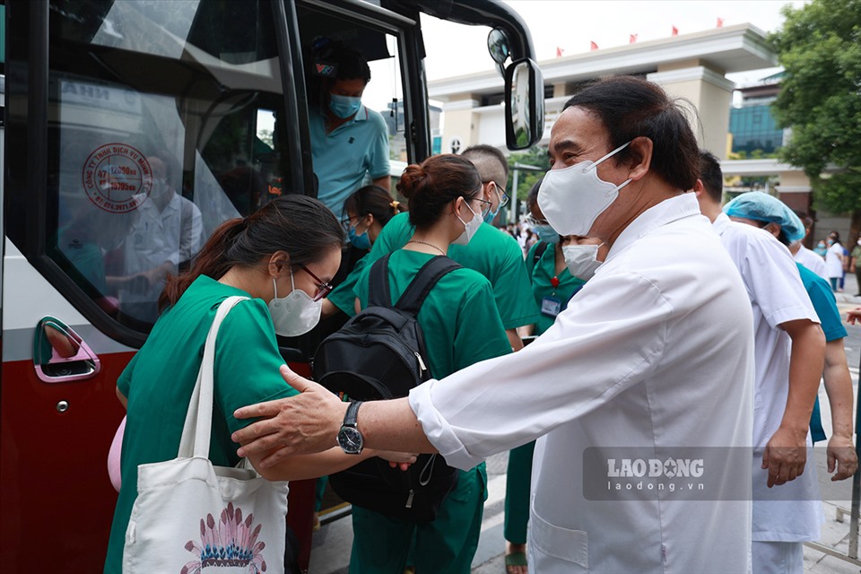 “Bệnh viện dã chiến thực sự là nơi vô cùng nguy hiểm, khó khăn, nhưng cũng là chiến trường giúp các y, bác sĩ trưởng thành hơn, tham gia hỗ trợ, giúp đỡ bệnh nhân, giảm thiểu tử vong cho người bệnh. Chúc các y, bác sĩ trẻ sẽ trở thành những thỏi thép được tôi luyện và là niềm tự hào không chỉ của Đại học Y Hà Nội, mà còn của nền y học Việt Nam” – GS Tuấn nói.