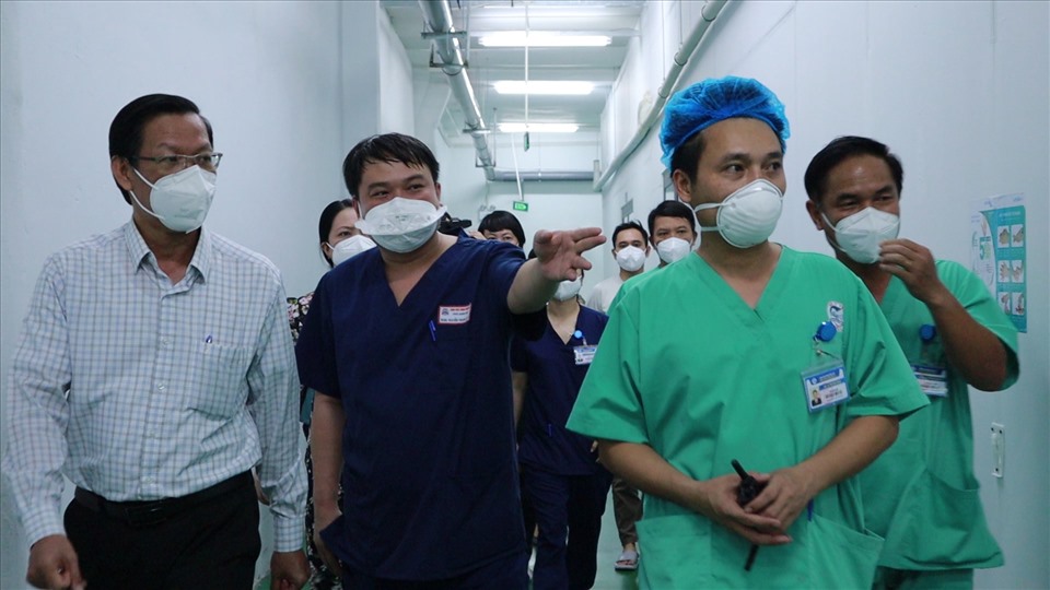Chỉ tịch Phan Văn Mãi làm việc với Bệnh viện điều trị COVID-19. Ảnh: Nguyễn Ly