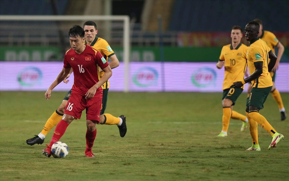 Ngay sau khi trận đấu giữa đội tuyển Việt Nam và Australia kết thúc, truyền thông và người hâm mộ xứ sở chuột túi liên tục lên tiếng chê trách về chất lượng mặt cỏ của sân vận động Mỹ Đình.