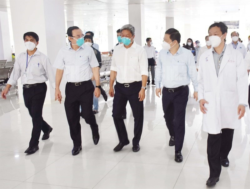 Bí thư TPHCM Nguyễn Văn Nên thăm, động viên cán bộ y tế và các lực lượng tại Bệnh viện Hồi sức COVID-19.  Ảnh: Nguyễn Nam