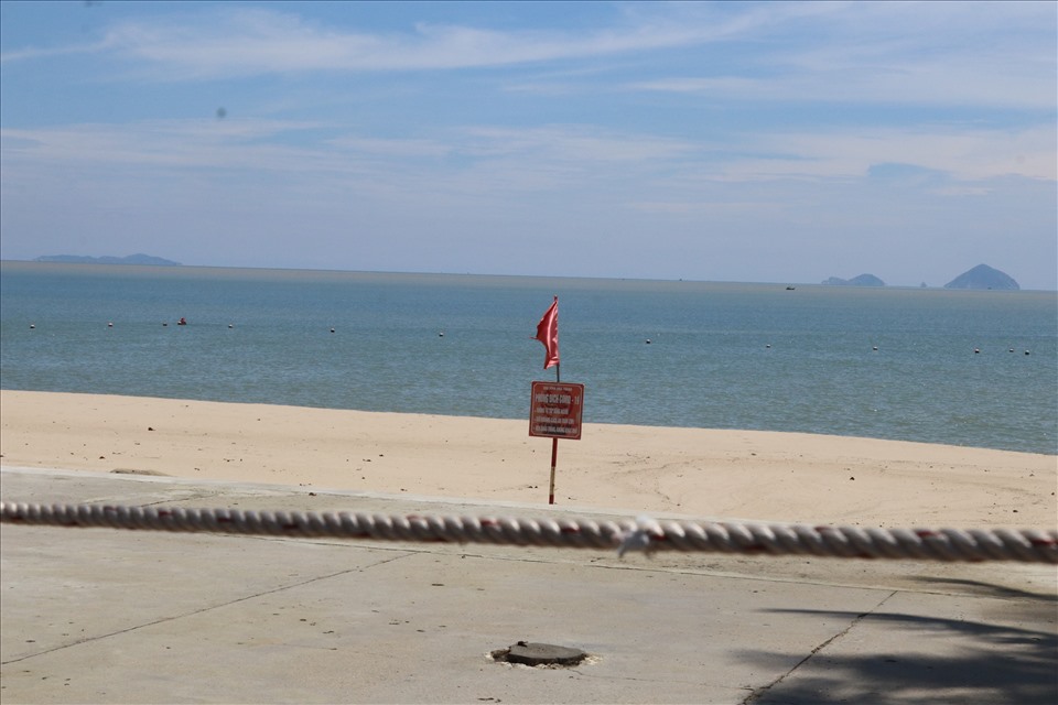 Mặc dù nới lỏng giãn cách xã hội nhưng hoạt động tắm biển ở TP.Nha Trang vẫn bị cấm để đảm bảo phòng chống dịch.