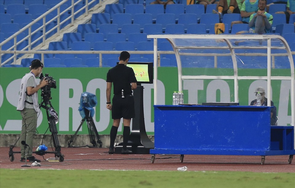 Trọng tài tham khảo công nghệ VAR tại sân Mỹ Đình trong trận đội tuyển Việt Nam gặp Australia. Ảnh: Hoài Thu