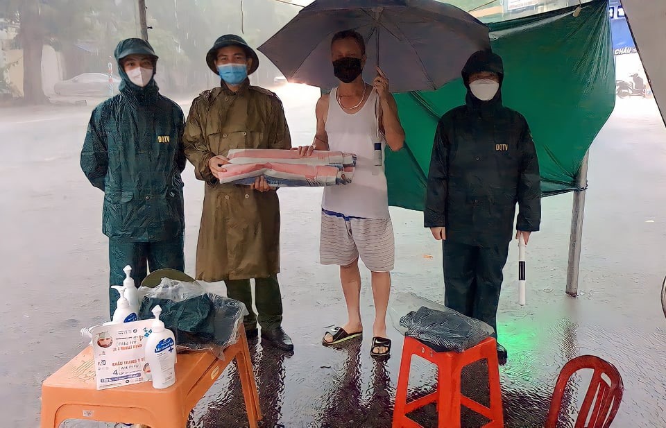 Lực lượng chức năng tại chốt kiểm soát dịch bệnh ở TP. Thanh Hóa phải vất vả làm việc trong thời tiết mưa lớn. Ảnh: Q.T