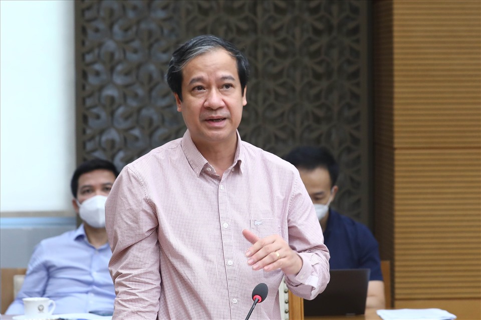 Bộ trưởng Nguyễn Kim Sơn báo cáo tại cuộc họp. Ảnh Đình Nam